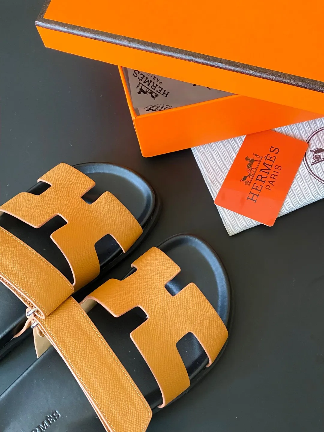 👟👟Ex-factory price 420👟👟 Men's size +10 𝐇𝐄𝐑𝐌𝐄𝐒Hermès slippers A must-have for summer🌞light luxury genuine leather slippers✨ dopamine slippers, add a touch of luxury to your summer💃! This pair of Erjiu slippers is made of original cowhide, with fine texture and good breathability, allowing you to wear them comfortably while keeping your feet fresh. The black and white tassel style is simple yet fashionable. The Velcro design makes it easy to adjust the tightness, making every step comfortable. Whether you go out for daily use or wear it for leisure at home, it can be used perfectly🏡👣. Moreover, this pair of slippers is not only suitable for girls, but boys can also find the right size! In the hot summer, let this pair of sandals become your foot savior. Code number: 35---44 (45 can be customized without return or exchange)